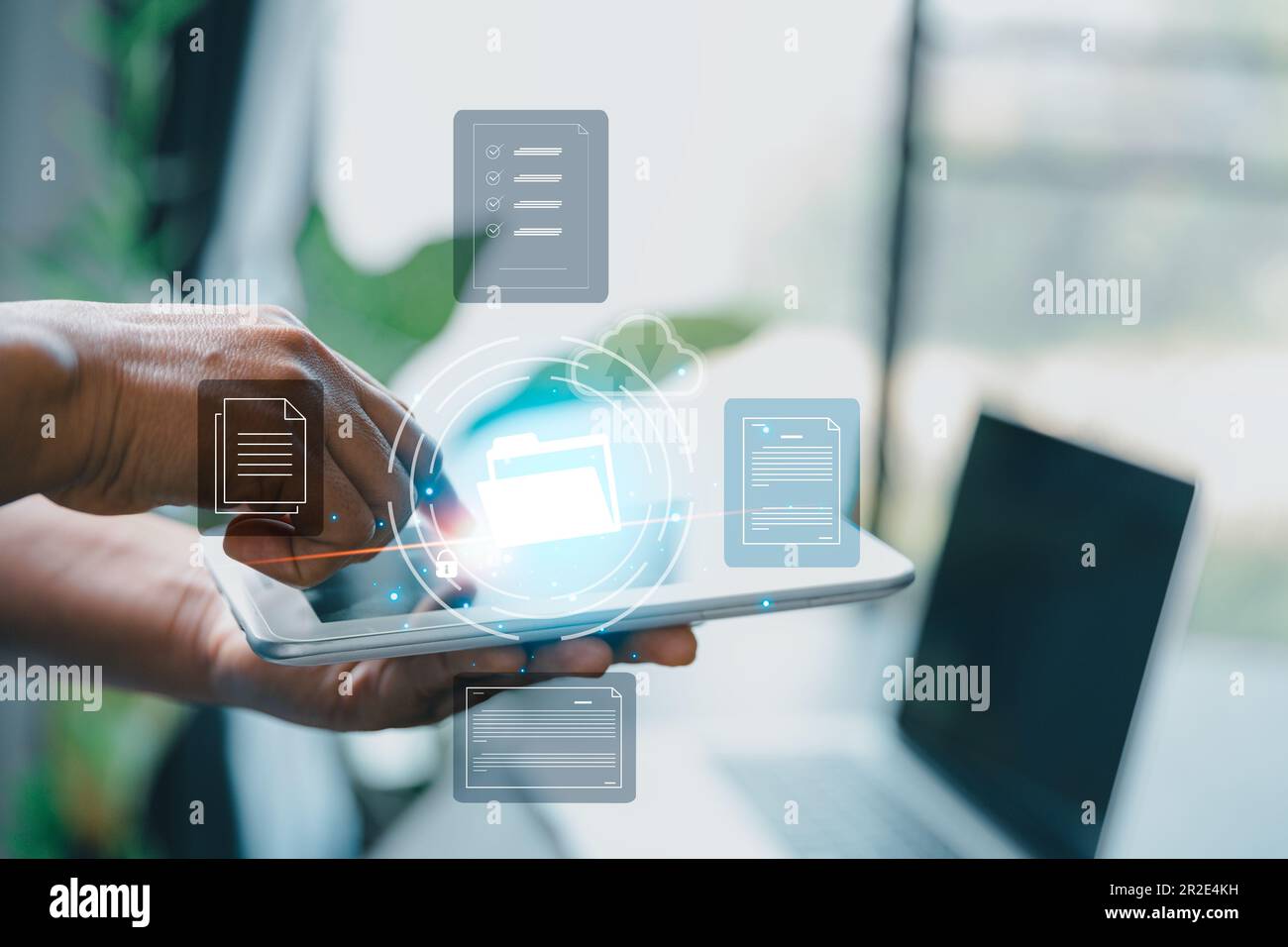 Concept de technologie de gestion de documents en ligne. Les professionnels gèrent les bases de données de l'entreprise via le cloud, le cyberespace et les grandes bases de données sans papier Banque D'Images Concept de technologie de gestion de documents en ligne. Les professionnels gèrent les bases de données de l'entreprise via le cloud, le cyberespace et les grandes bases de données sans papier Banque D'Images