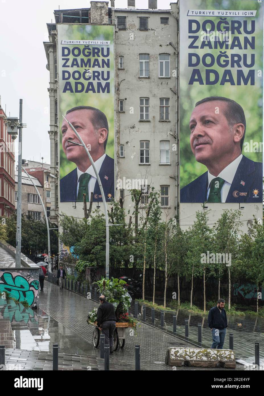 Istanbul, Turquie. 17th mai 2023. Vue des bannières électorales sur la façade d'un bâtiment à Istanbul. Avec un deuxième tour des élections turques du 28 mai, l'incertitude s'estompe quant à la nomination du prochain président de Türkiye. La victoire étroite au premier tour du président actuel, Recep Tayyip Erdo?an, pourrait être décisive. Crédit : SOPA Images Limited/Alamy Live News Banque D'Images