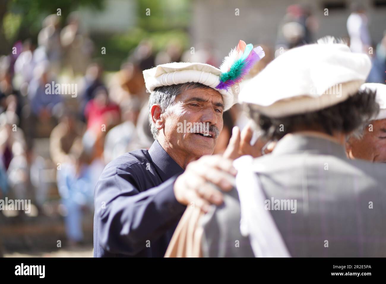 Bamburet, KPK, Pakistan - 05152023: Deux hommes au Festival Chilli Joshi à Chitral Banque D'Images