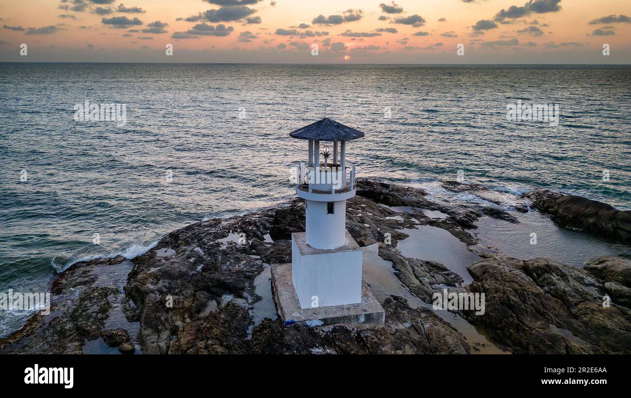 Drone POV d'un phare en Thaïlande pendant un coucher de soleil tropical (Phangnga, Khao Lak) Banque D'Images