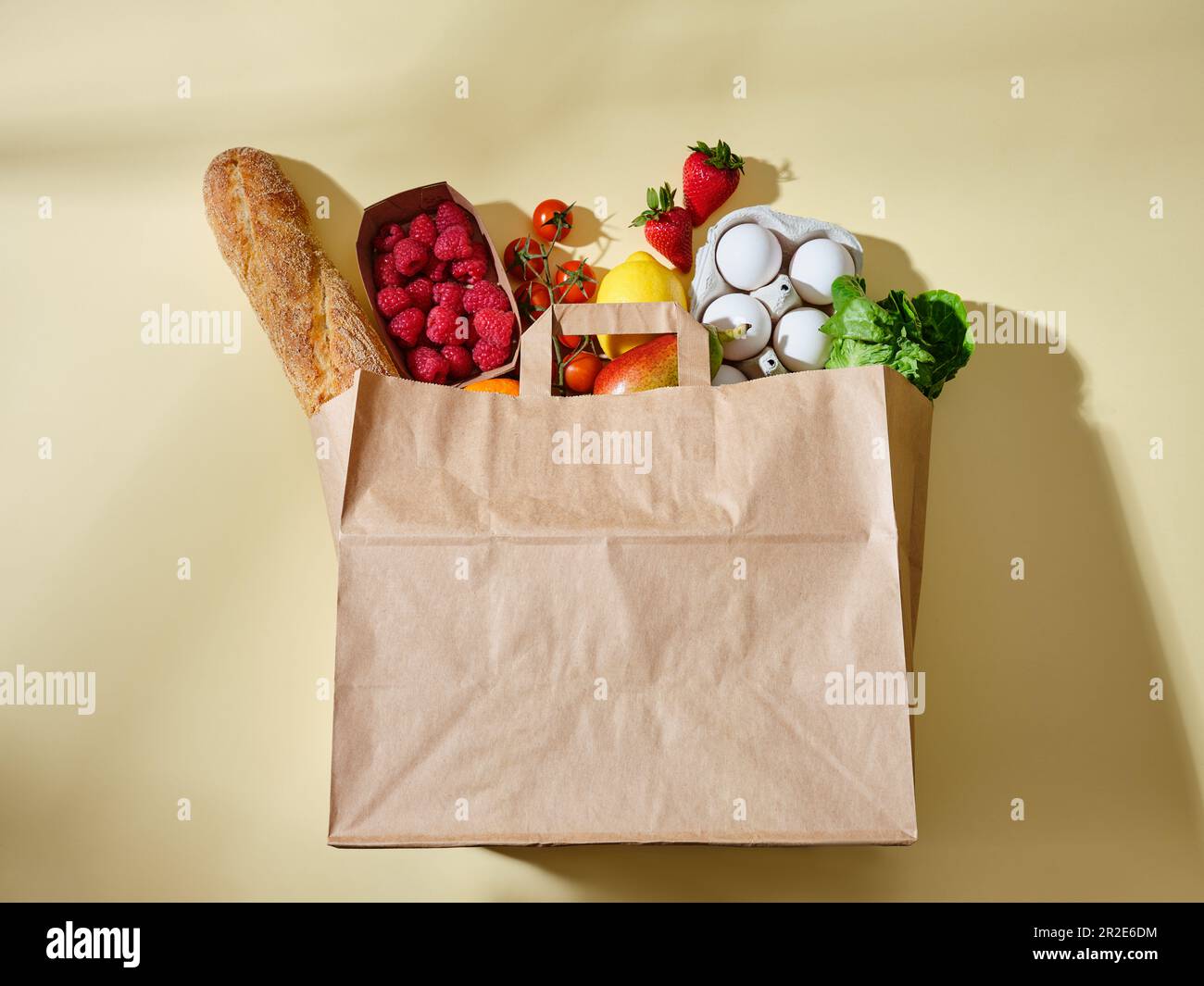Sac d'épicerie en papier complet contenant des produits sains. Concept de nourriture biologique, espace de copie Banque D'Images