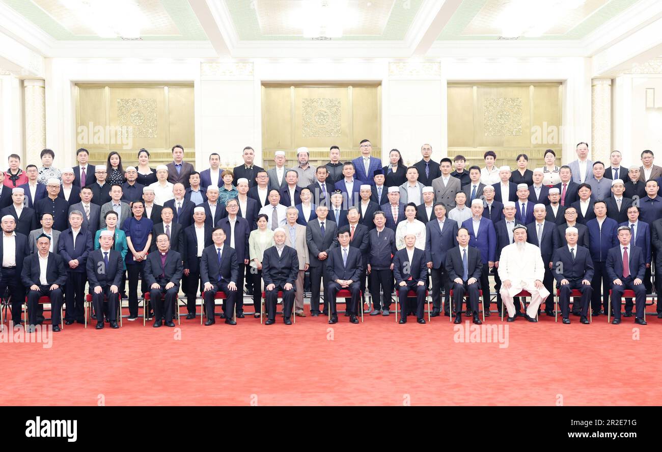 (230519) -- BEIJING, 19 mai 2023 (Xinhua) -- Wang Huning, membre du Comité permanent du Bureau politique du Comité central du Parti communiste de Chine et président du Comité national de la Conférence consultative politique du peuple chinois, Prend une photo de groupe avec les représentants participant à une réunion marquant le 70th anniversaire de la création de l'Association islamique de Chine à Pékin, capitale de la Chine, 19 mai 2023. Wang a rencontré vendredi les principaux membres de l'Association islamique de Chine et les a félicités pour l'anniversaire de l'association en 70th Banque D'Images