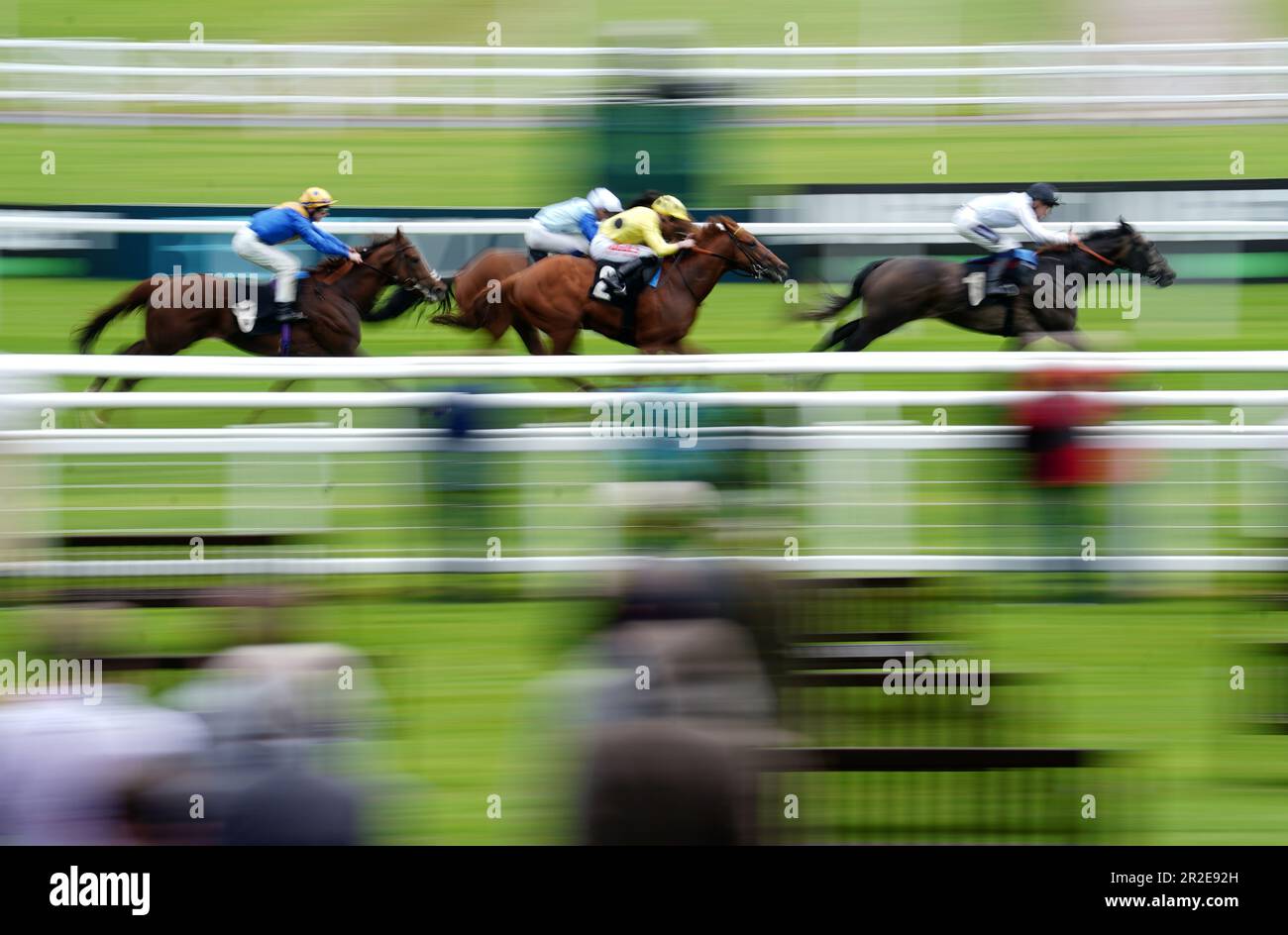 Le bon Karma, monté par Daniel Muscutt (à droite), remporte le Earl & The Pharaon Novice Stakes au Newbury Racecourse, Berkshire. Date de la photo: Vendredi 19 mai 2023. Banque D'Images