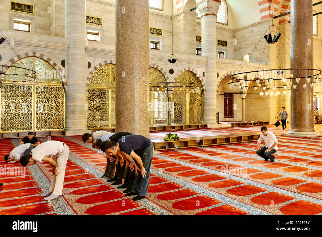 Istanbul Turquie. Mosquée Süleymaniye. Croyants priant Banque D'Images