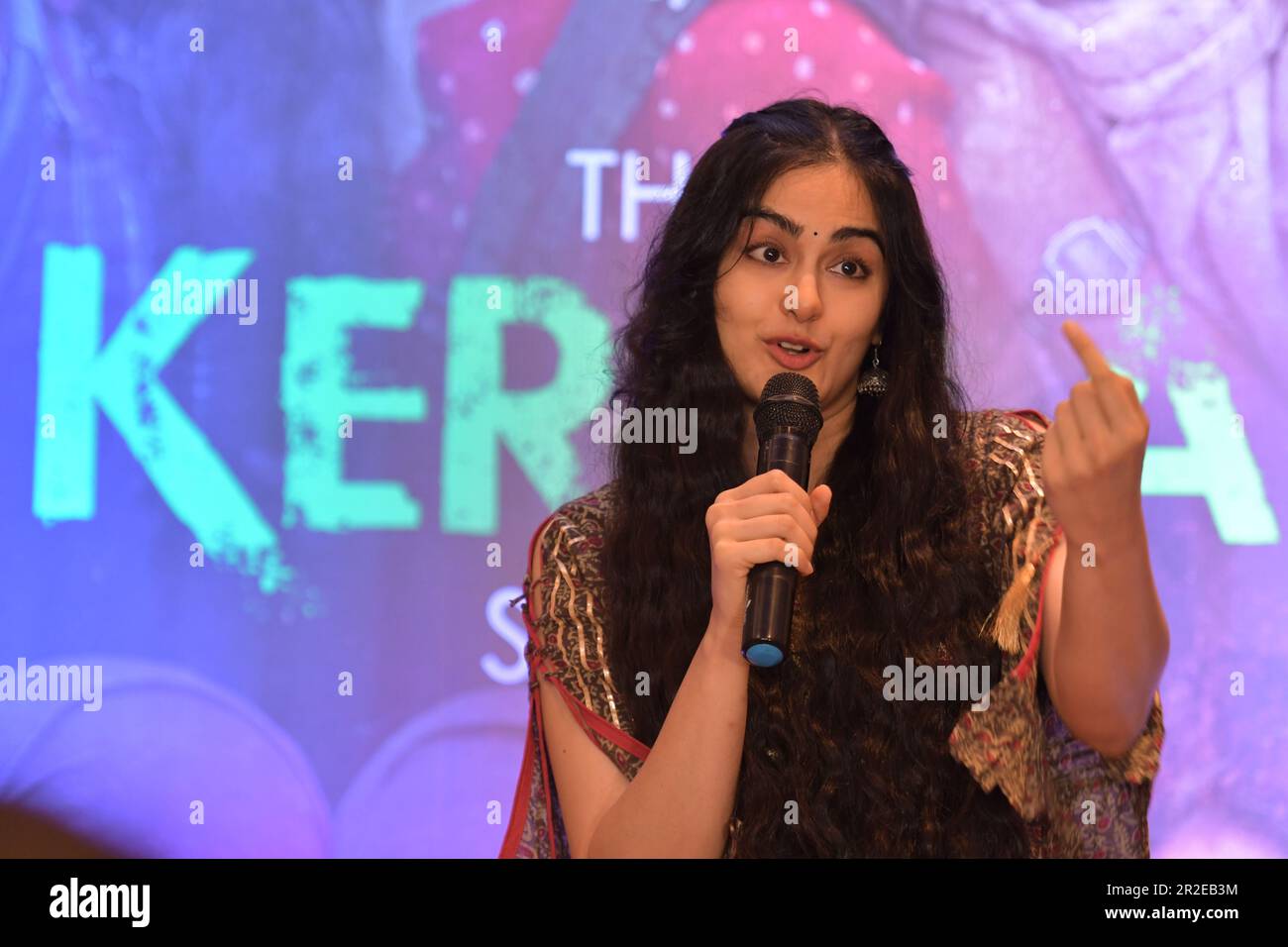 Kolkata, Inde. 19th mai 2023. L'actrice indienne Adah Sharma parle dans une conférence de presse de son film "l'histoire de Kerala" à Kolkata un jour après que la Cour suprême a levée toute l'interdiction sur le film. Crédit : SOPA Images Limited/Alamy Live News Banque D'Images