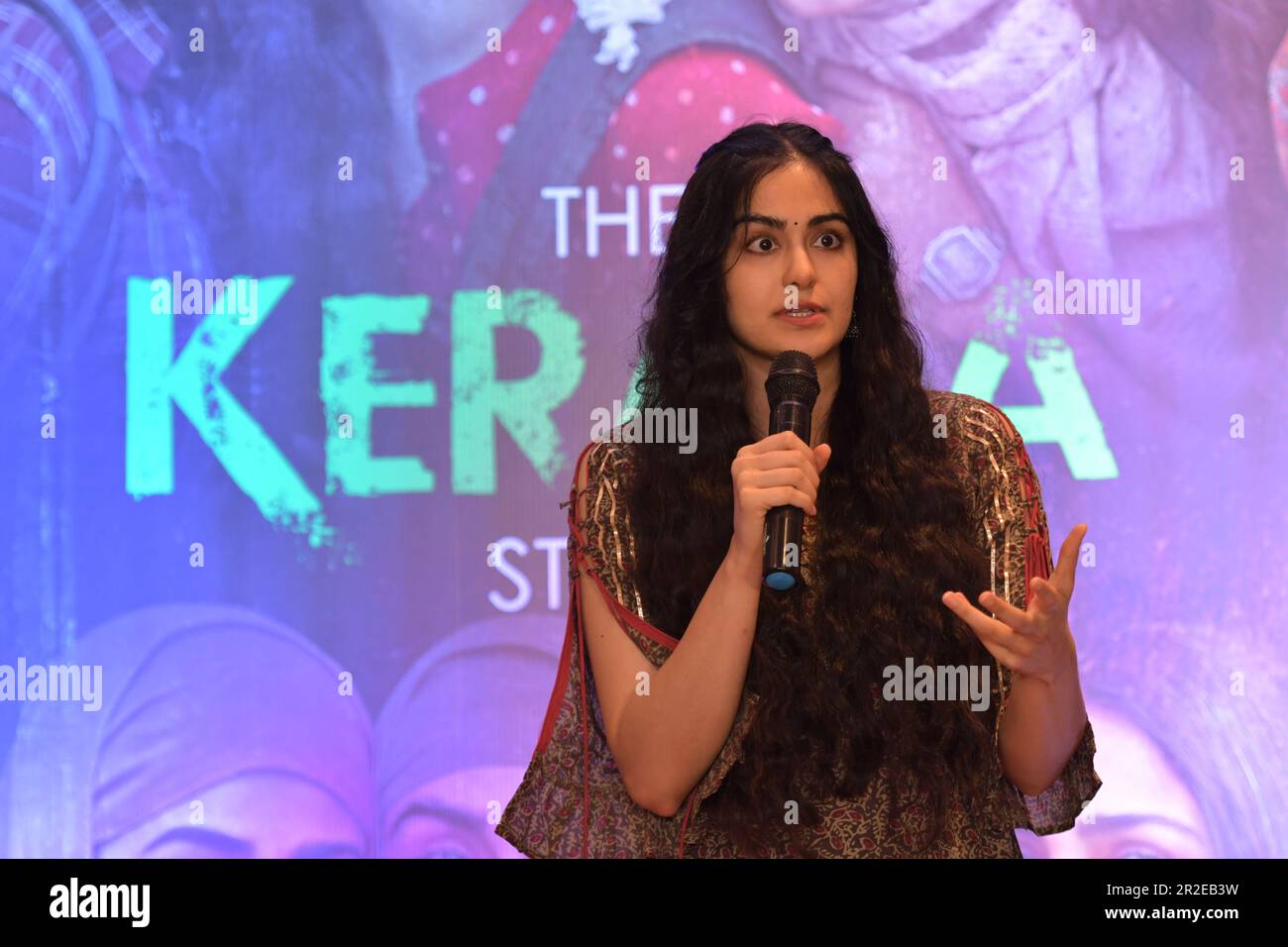 Kolkata, Inde. 19th mai 2023. L'actrice indienne Adah Sharma parle dans une conférence de presse de son film "l'histoire de Kerala" à Kolkata un jour après que la Cour suprême a levée toute l'interdiction sur le film. Crédit : SOPA Images Limited/Alamy Live News Banque D'Images