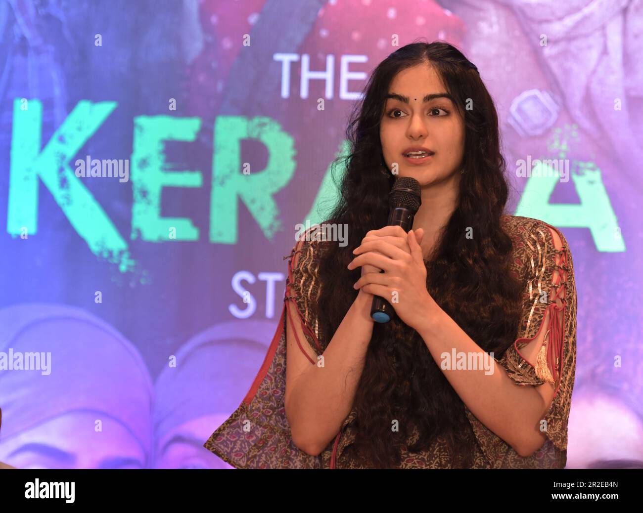 Kolkata, Inde. 19th mai 2023. L'actrice indienne Adah Sharma parle dans une conférence de presse de son film "l'histoire de Kerala" à Kolkata un jour après que la Cour suprême a levée toute l'interdiction sur le film. Crédit : SOPA Images Limited/Alamy Live News Banque D'Images