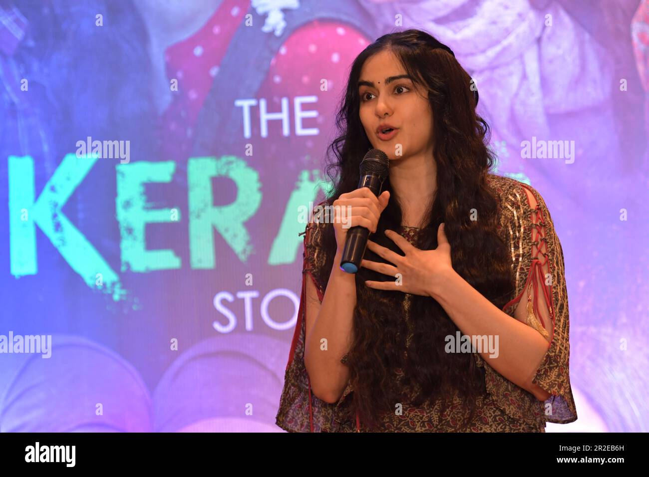 Kolkata, Inde. 19th mai 2023. L'actrice indienne Adah Sharma parle dans une conférence de presse de son film "l'histoire de Kerala" à Kolkata un jour après que la Cour suprême a levée toute l'interdiction sur le film. Crédit : SOPA Images Limited/Alamy Live News Banque D'Images