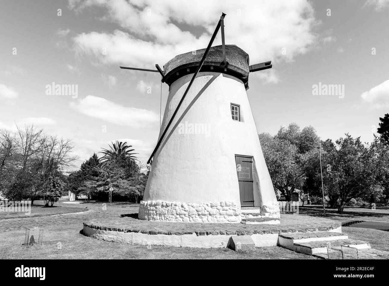 DURBANVILLE, AFRIQUE DU SUD - SEP 12, 2022: Onze Molen, une usine historique de Durbanville dans la région de métroplitan du Cap. Monochrome Banque D'Images