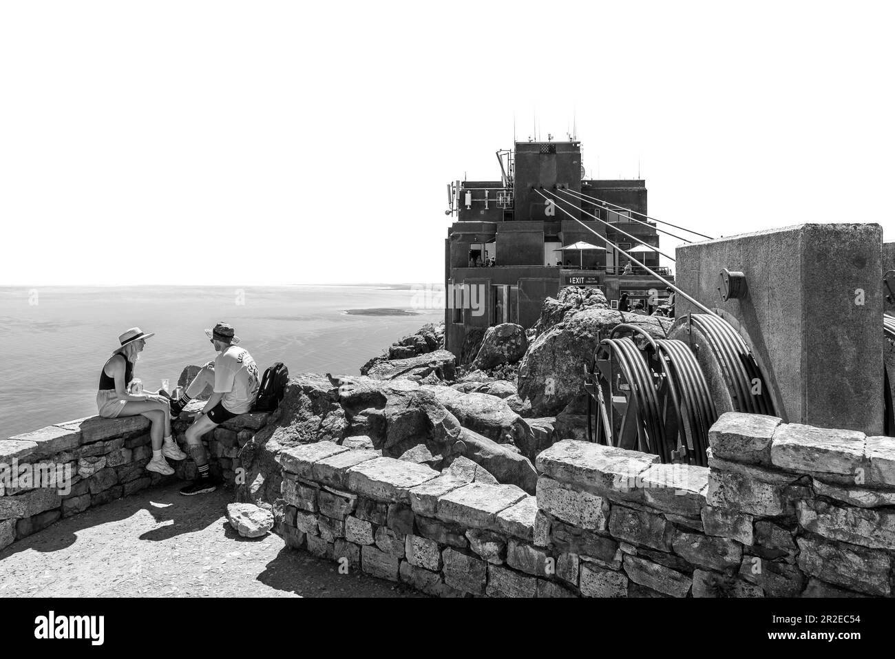 Cape Town, Afrique du Sud - 14 septembre 2022 : touristes à un point de vue sur Table Mountain. Ancres de câble du téléphérique, de la station de câble supérieure et de Robben Isl Banque D'Images