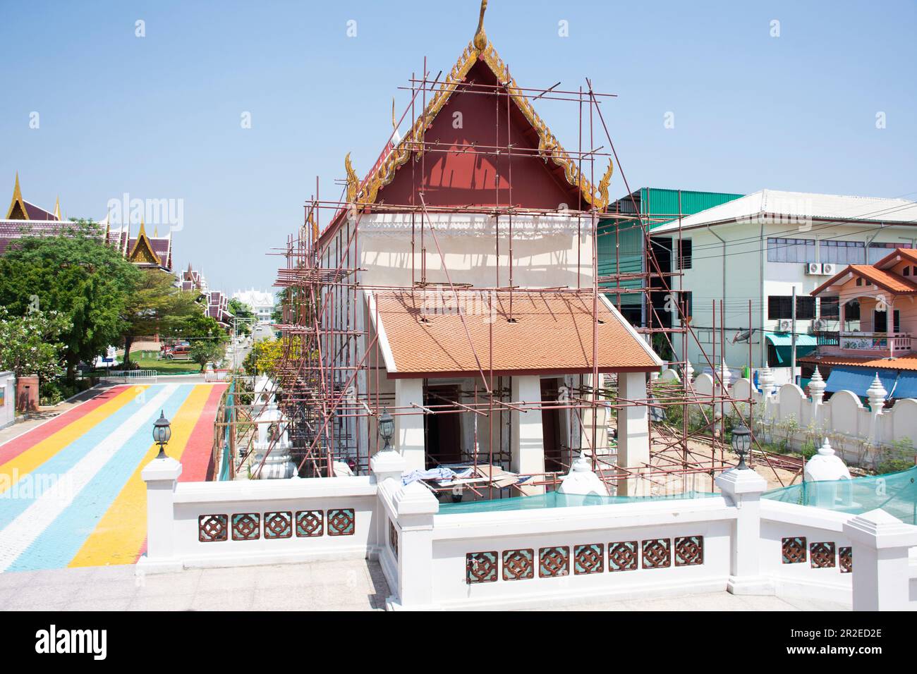 Les travailleurs thaïlandais rénovent et construisent des échafaudages sur des ruines antiques, des ubosots ou des salles d'ordination antiques de Wat Ku ou Phra Nang Rua LOM temple à Pa Banque D'Images