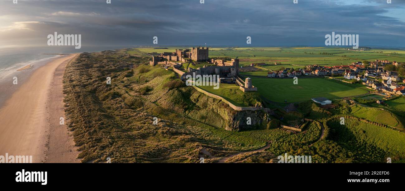 Vue aérienne du légendaire château de Bamburgh sur la côte de Northumberland. Banque D'Images