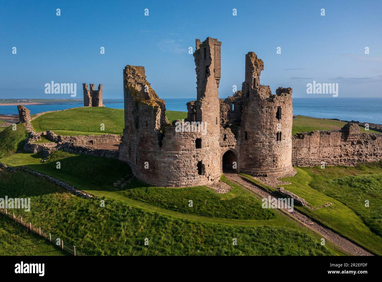 Vue aérienne des ruines du château de Dunstanburgh sur la côte de Northumberland, au nord-est de l'Angleterre, au Royaume-Uni Banque D'Images