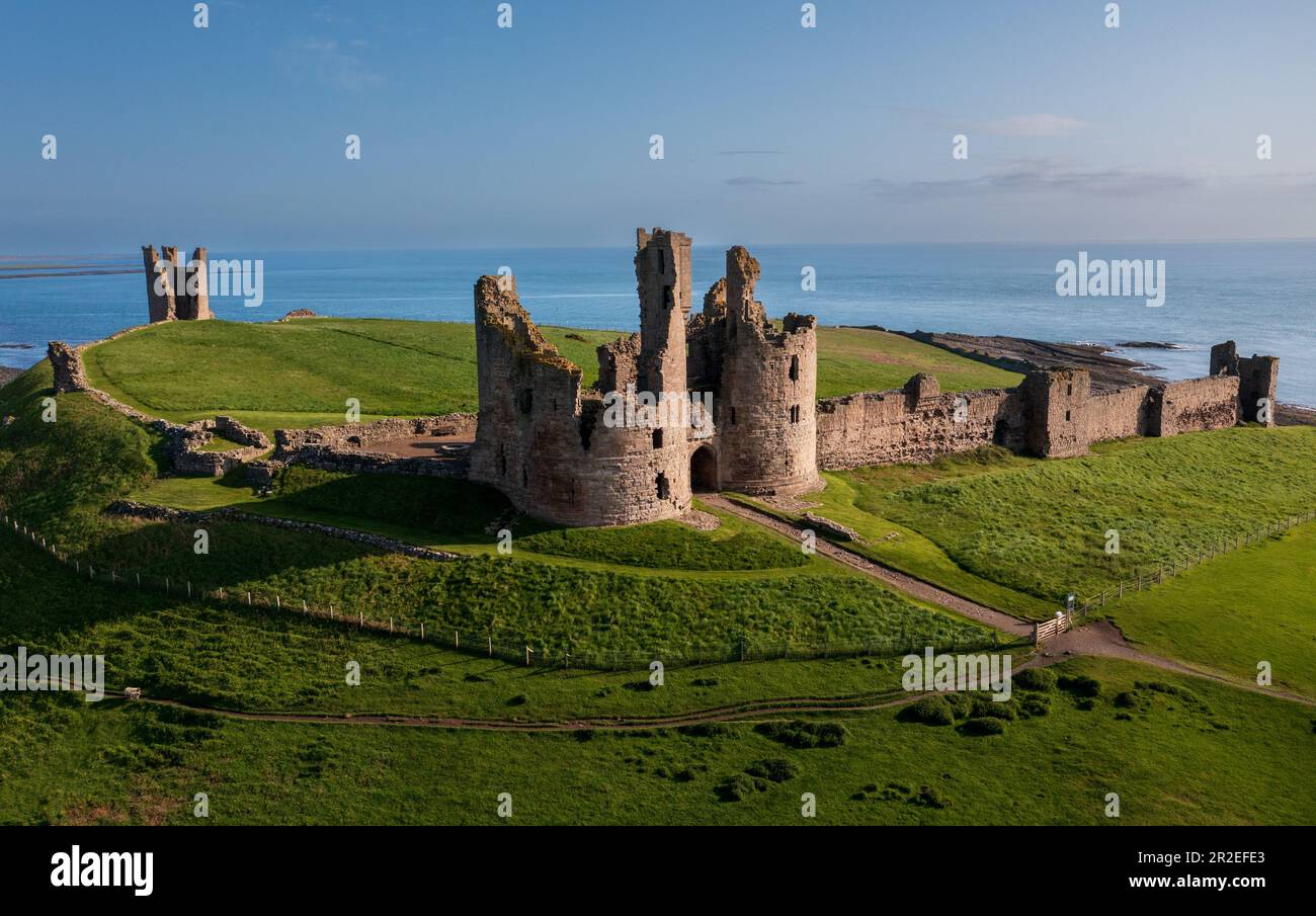 Vue aérienne des ruines du château de Dunstanburgh sur la côte de Northumberland, au nord-est de l'Angleterre, au Royaume-Uni Banque D'Images