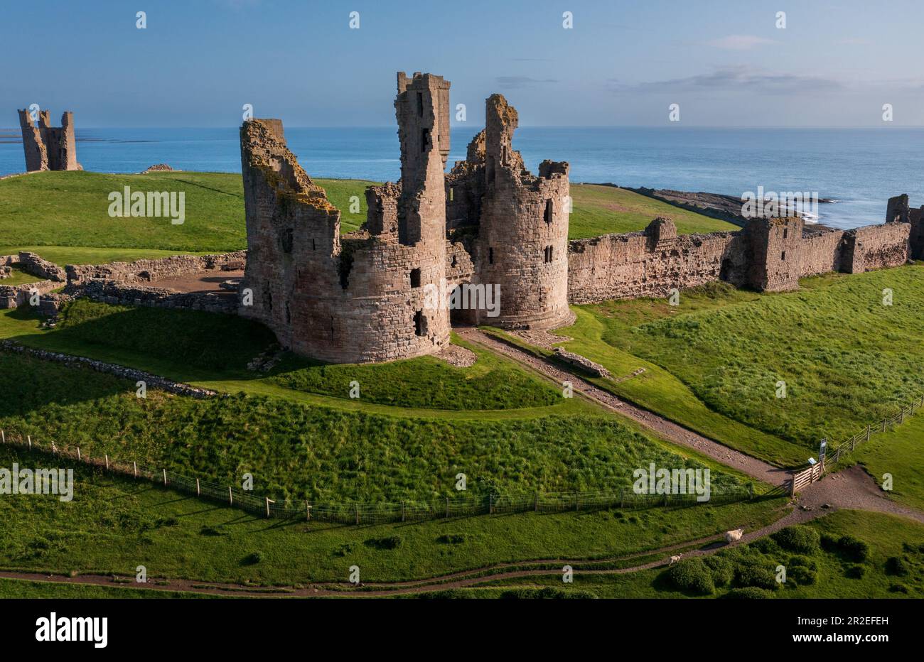 Vue aérienne des ruines du château de Dunstanburgh sur la côte de Northumberland, au nord-est de l'Angleterre, au Royaume-Uni Banque D'Images