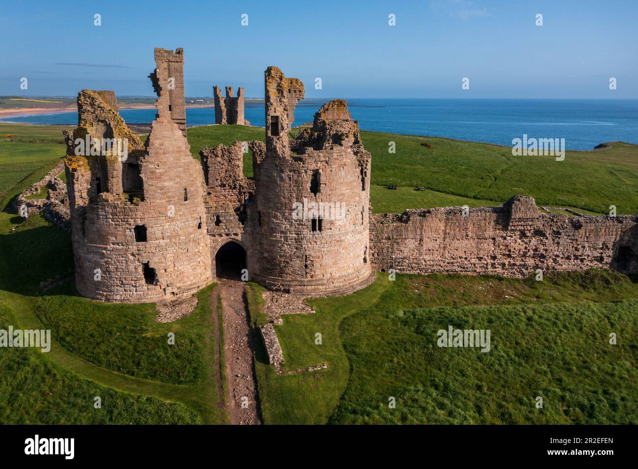 Vue aérienne des ruines du château de Dunstanburgh sur la côte de Northumberland, au nord-est de l'Angleterre, au Royaume-Uni Banque D'Images