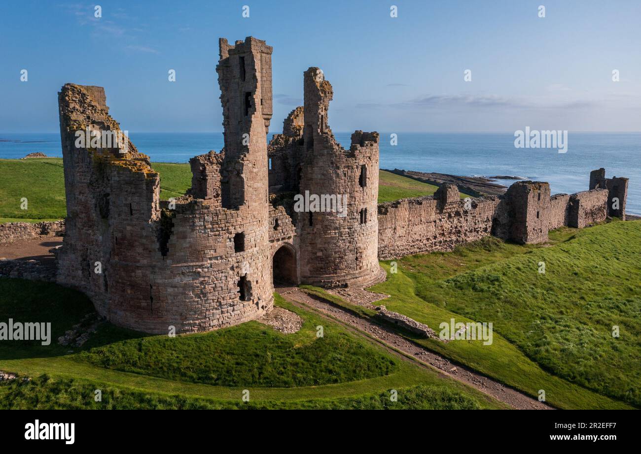 Vue aérienne des ruines du château de Dunstanburgh sur la côte de Northumberland, au nord-est de l'Angleterre, au Royaume-Uni Banque D'Images