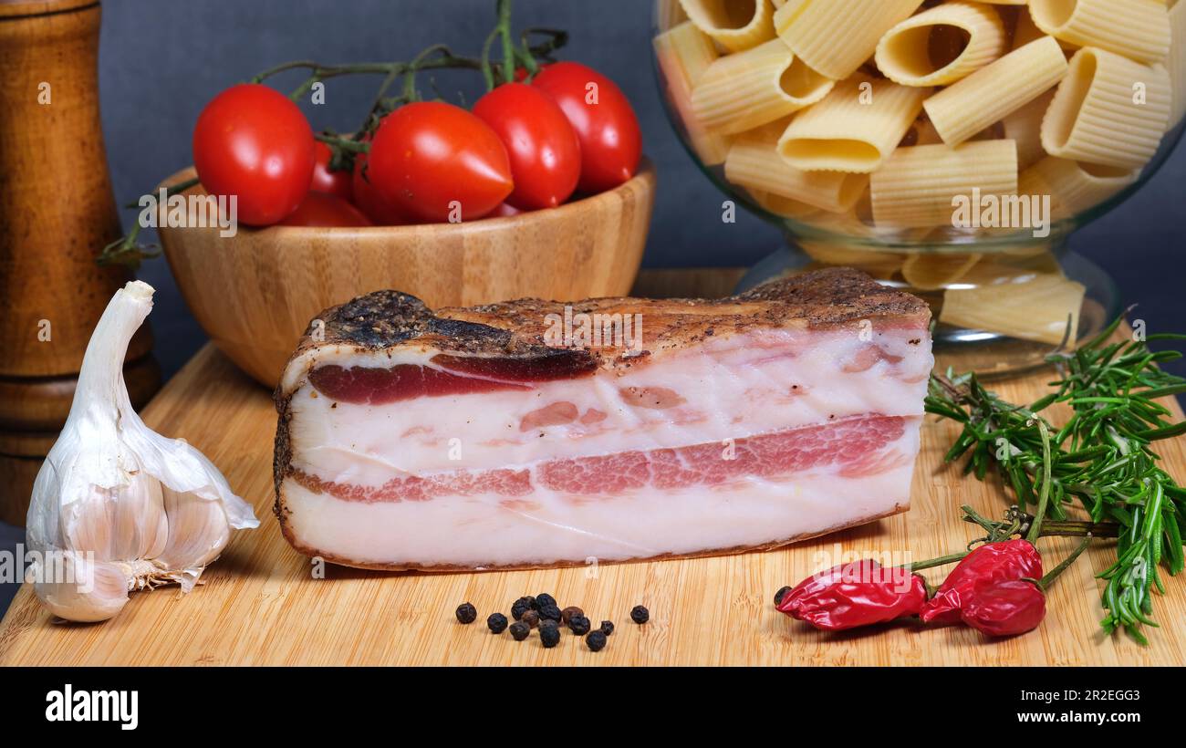 La joue de porc est une coupe très spéciale de viande et bien adaptée dans la cuisine pour préparer une variété de plats délicieux tout d'abord de toutes les pâtes alla carbonara Banque D'Images