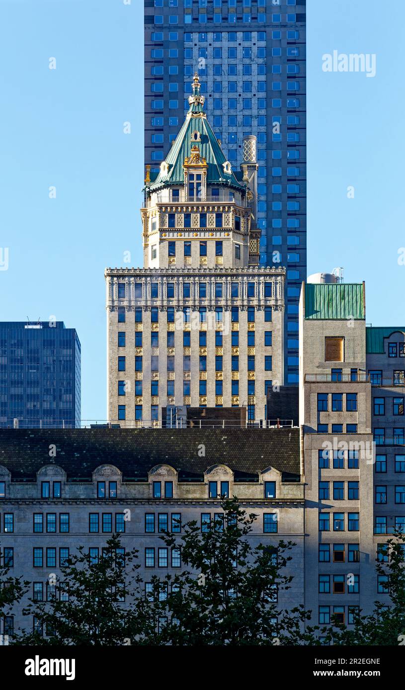 Le bâtiment Heckscher est devenu le bâtiment de la Couronne parce que les détails du toit doré ressemblaient à une couronne lorsqu'ils étaient illuminés la nuit. Banque D'Images