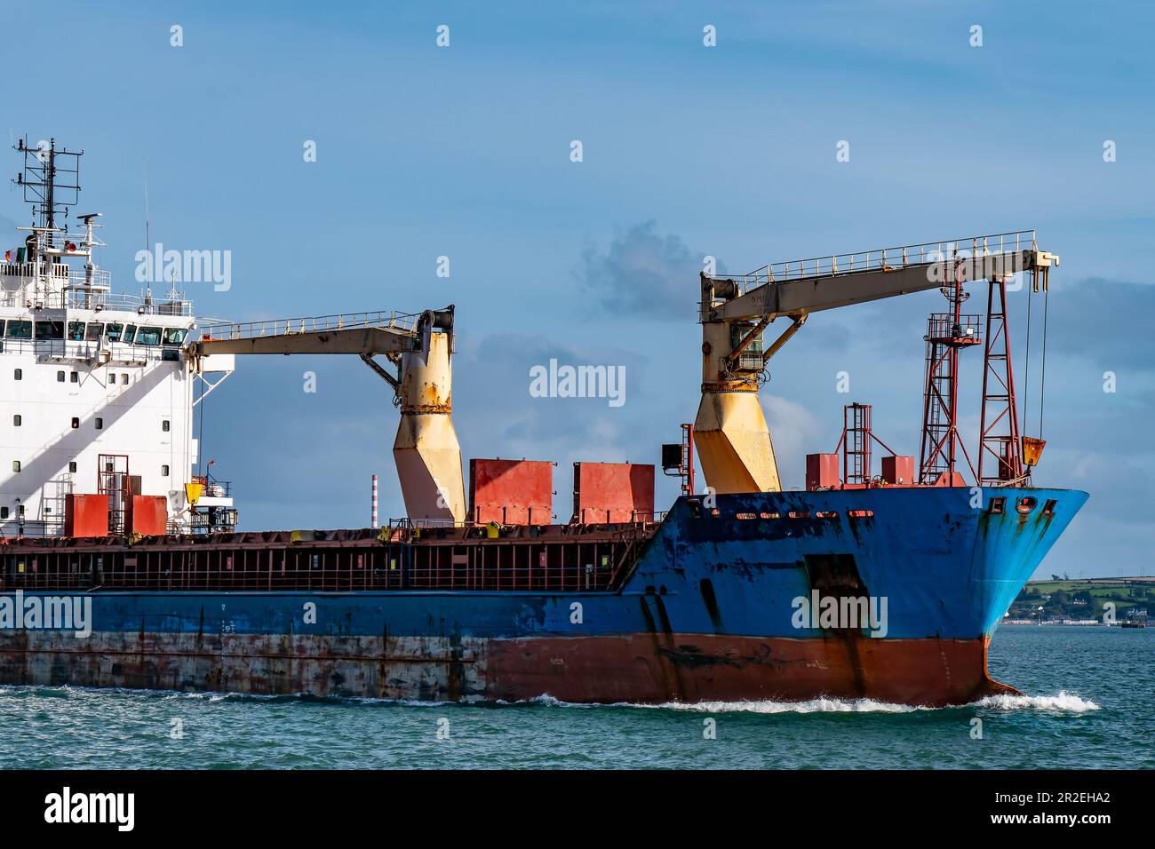 Un vieux gros navire rouillé navigue sur la mer sous un ciel bleu. L'arc du navire. Banque D'Images