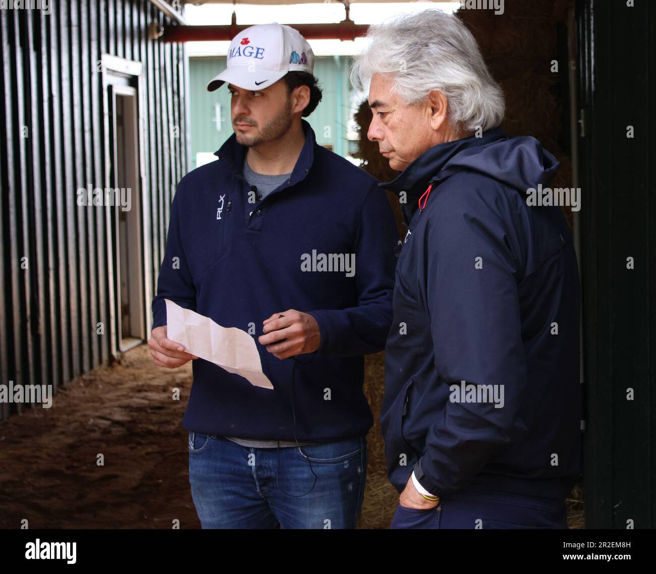 Baltimore, États-Unis. 19th mai 2023. Les entraîneurs préférés de Mage Gustavo Delgado Jr. Et Sr. Parlent dans la zone de la grange la veille de la course de 148th des piquets de préakness au Pimlico Race course à Baltimore, Maryland. Le vendredi 19 mai 2023 photo par Mark Abraham/UPI crédit: UPI/Alamy Live News Banque D'Images