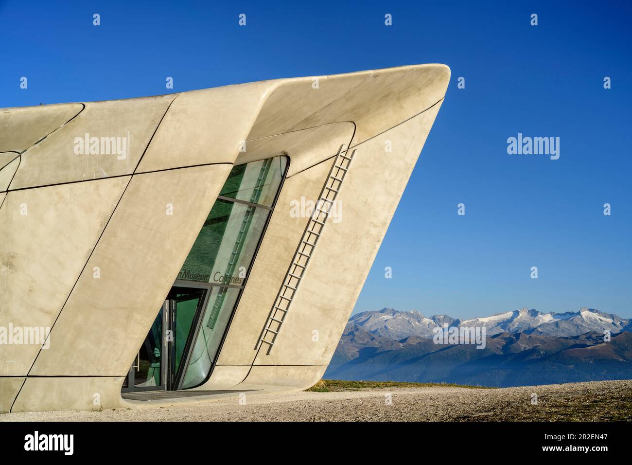 Messner Mountain Museum Kronplatz avec les Alpes de Zillertal, Corones, architecte Zaha Hadid, Kronplatz, Puster Valley, Dolomites, Tyrol du Sud, Italie Banque D'Images