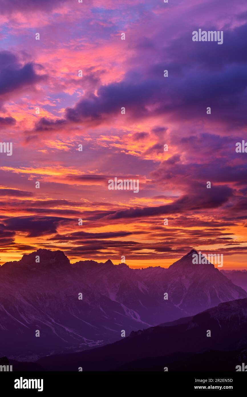 Nuages lumineux au-dessus de Sorapis et Antelao, Dolomites, Dolomites classés au patrimoine mondial de l'UNESCO, Vénétie, Italie Banque D'Images