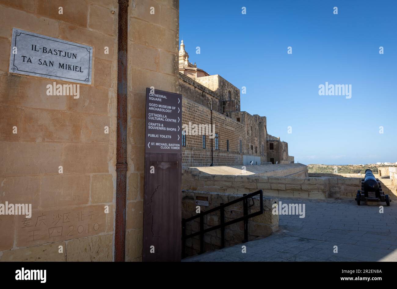 Rabat, Gozo, Malte - 18 avril 2023 : panneau d'information à l'église de la cathédrale et aux ruines de la citadelle dans la vieille ville de Rabat. Banque D'Images