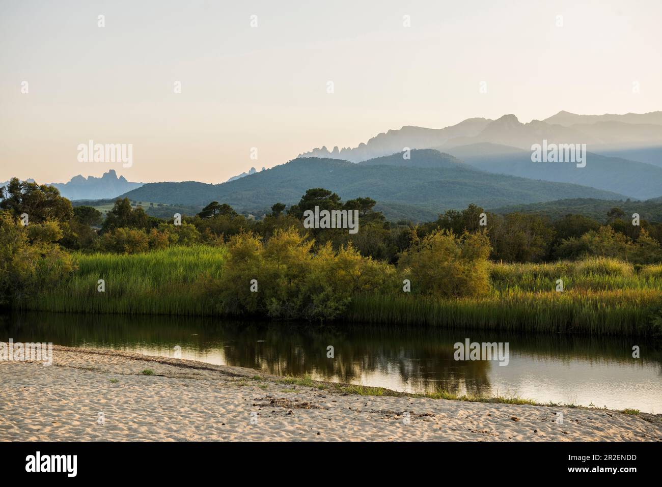 Lagune et montagnes, coucher de soleil, Solenzara, haute-Corse, Corse, France Banque D'Images