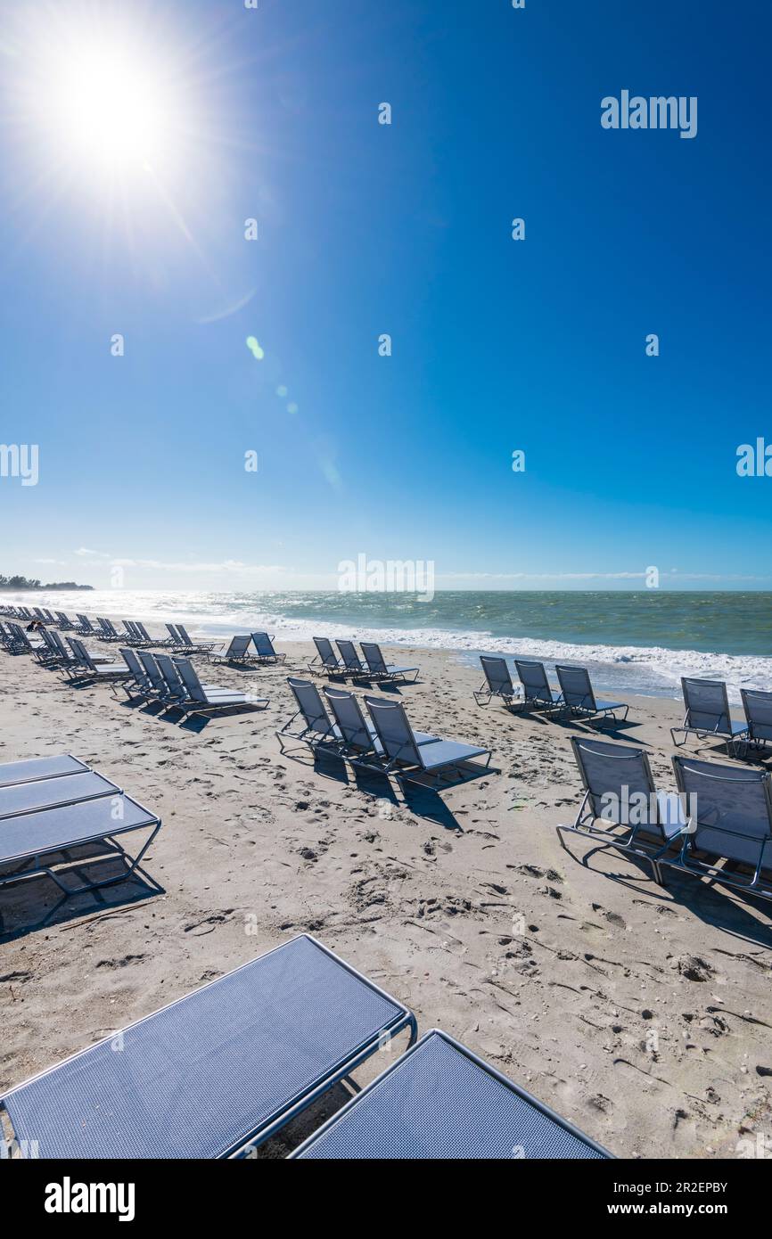 Chaises de plage vides sur le golfe du Mexique rétroéclairé, fort Myers Beach, Floride, États-Unis Banque D'Images