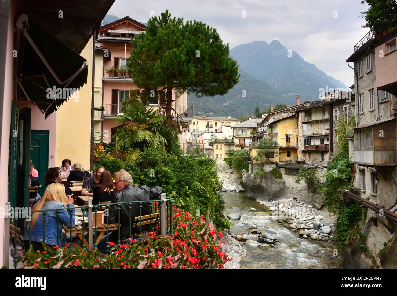 Sur la Mera avec café et maisons médiévales, Chiavenna, Val San Giacomo, Lombardie, Italie Banque D'Images