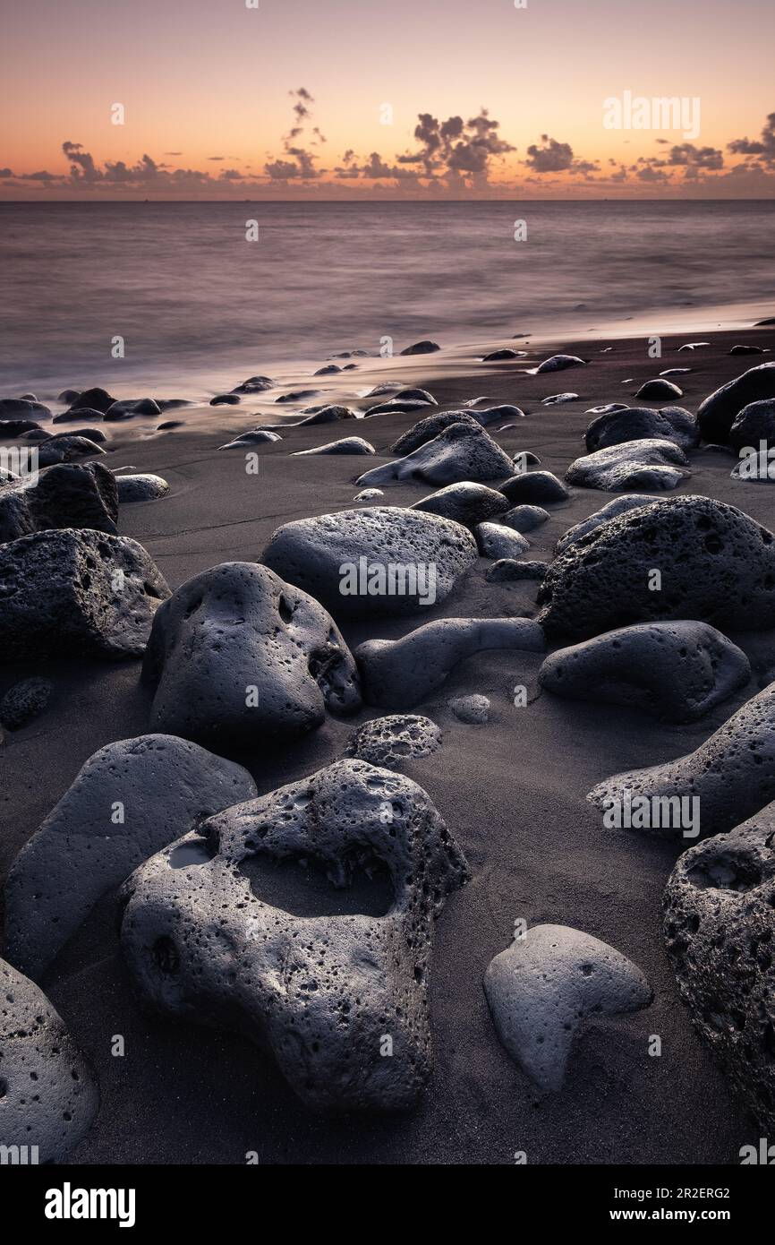 Vue sur le coucher de soleil sur la plage noire dans le village de pêcheurs de la Bombilla, la Palma, îles Canaries, Espagne, Europe Banque D'Images