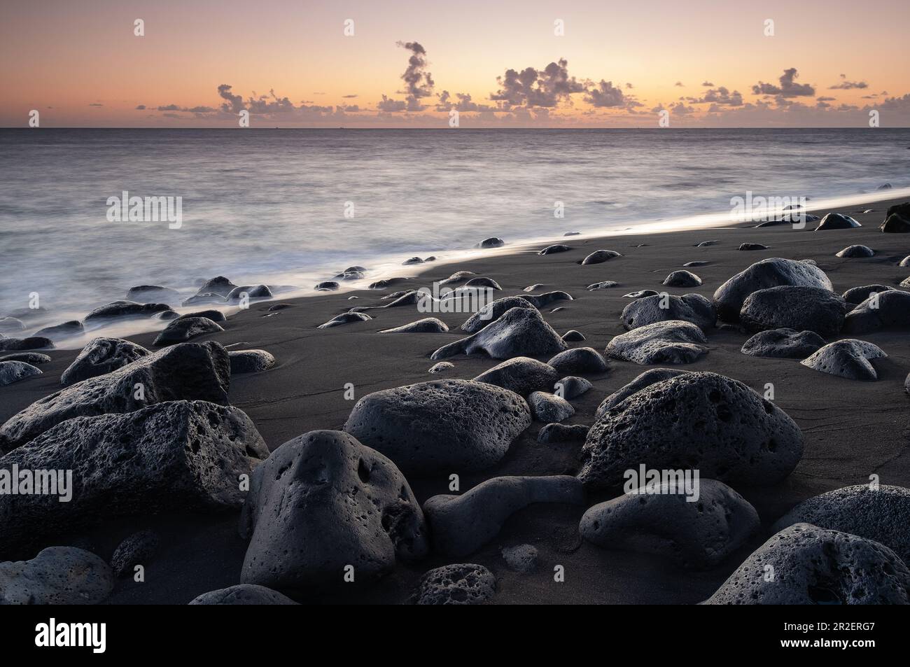 Vue sur le coucher de soleil sur la plage noire dans le village de pêcheurs de la Bombilla, la Palma, îles Canaries, Espagne, Europe Banque D'Images