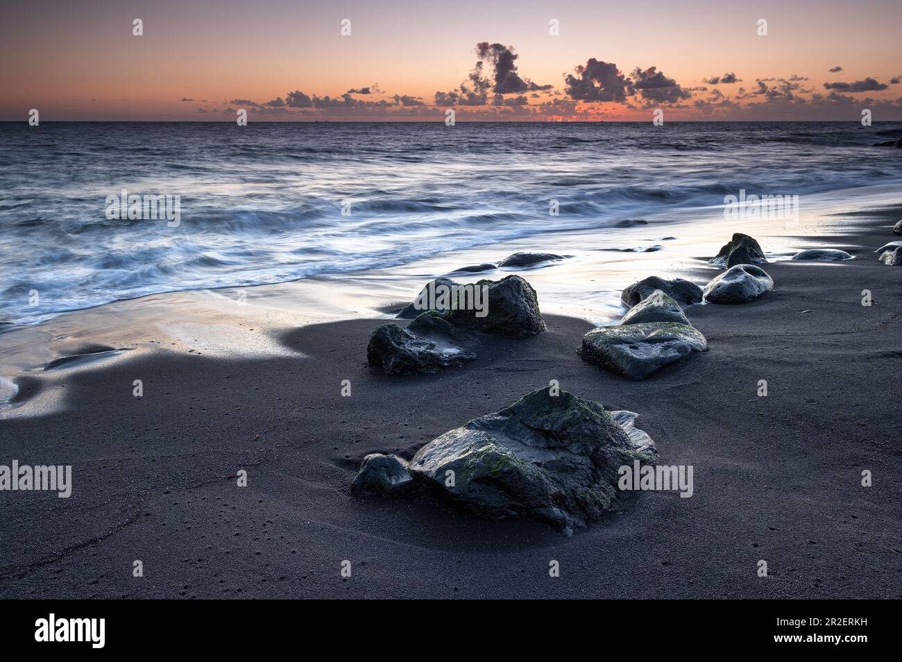 Vue sur le coucher de soleil sur la plage noire dans le village de pêcheurs de la Bombilla, la Palma, îles Canaries, Espagne, Europe Banque D'Images