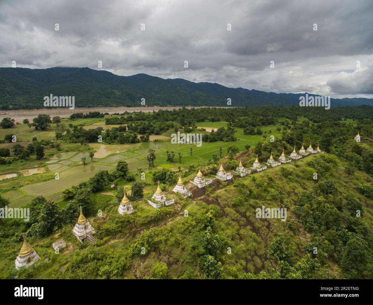 28 stupas bouddhistes sur la colline à Ma sein surplombant la rivière Chindwin, près de Kalewa, région de Sagaing, Myanmar, Asie Banque D'Images