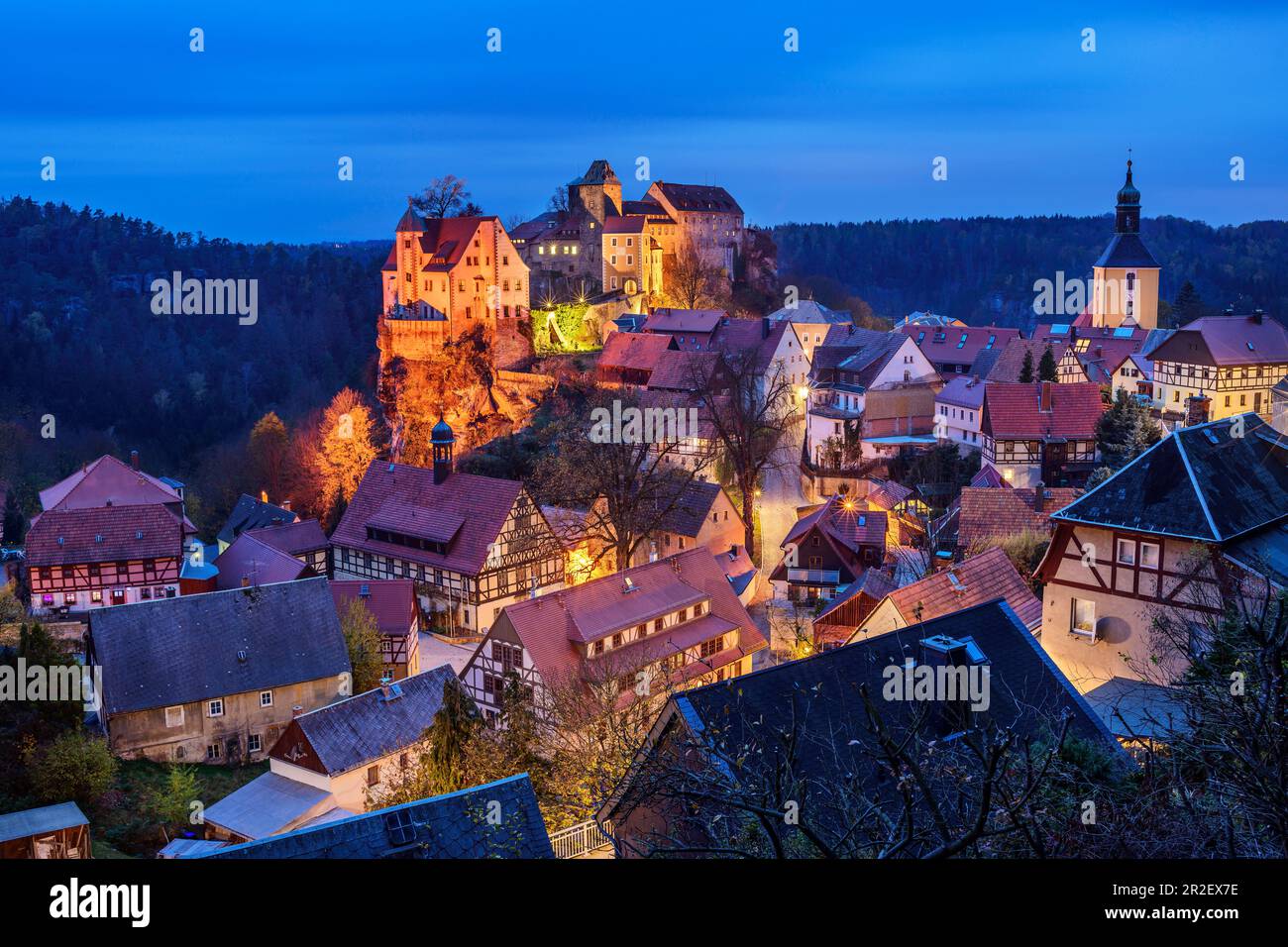 Château de Hohnstein illuminé avec place Hohnstein, Hohnstein, montagnes de grès d'Elbe, Parc national de la Suisse saxonne, Suisse saxonne, Saxe, GE Banque D'Images