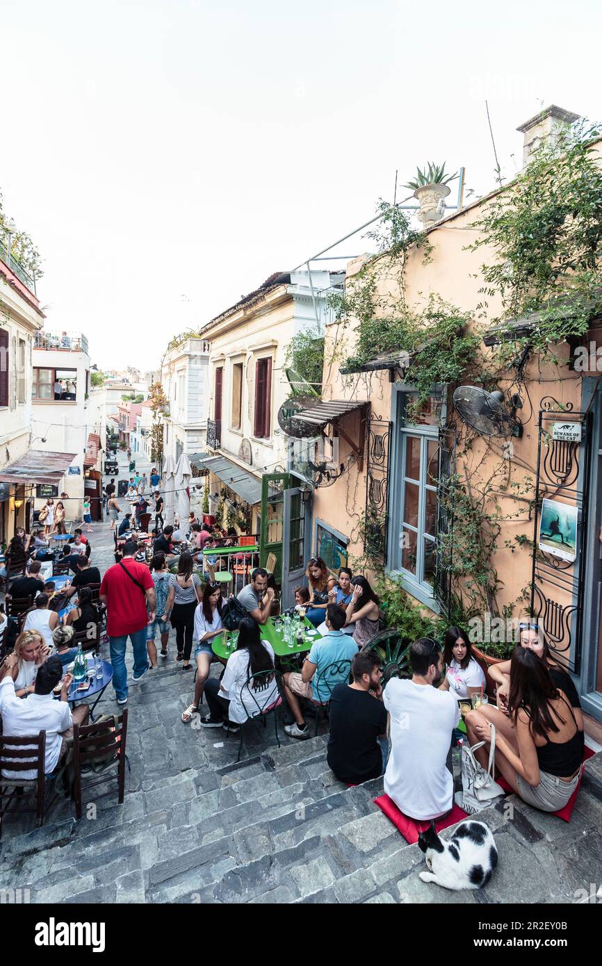 Jeunes gens dans les restaurants de rue d'Athènes Grèce Banque D'Images