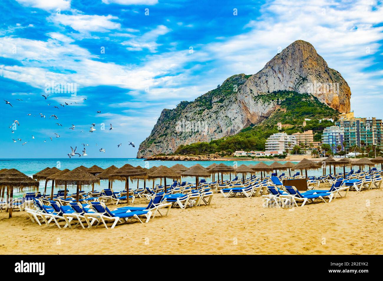 Rocher de Penon par Ifach. Paysage de la côte méditerranéenne dans la ville de Calpe. Ville côtière située dans la Communauté Valencienne, Alicante, Espagne. Banque D'Images