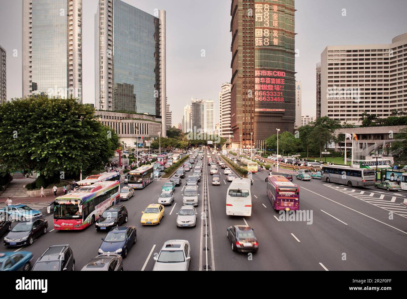 Embouteillage sur route à plusieurs voies à Guangzhou, province de Guangdon, Chine Banque D'Images