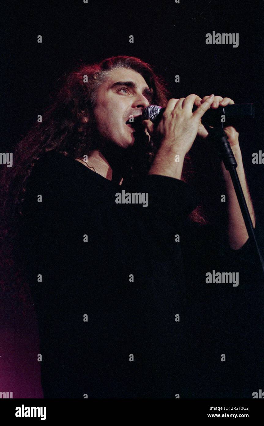 Sesto San Giovanni ,Milan Italie 1995-03-07 : James Labrie chanteur de Dream Theatre concert live au Palasesto Banque D'Images