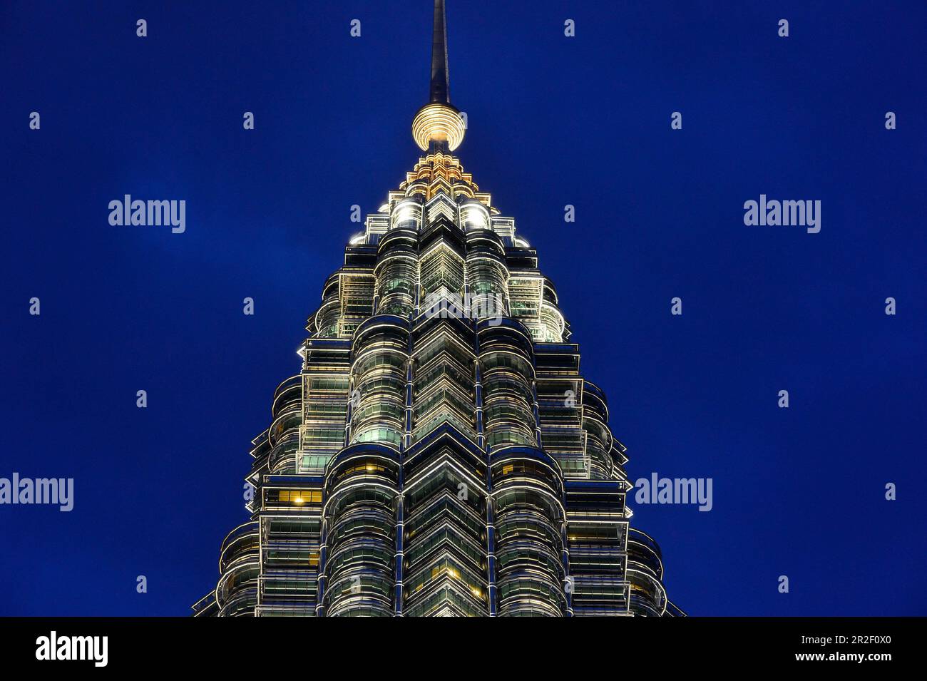 Vue partielle sur les tours Petronas à Kuala Lumpur, Malaisie, à l'heure bleue juste avant la tombée de la nuit Banque D'Images