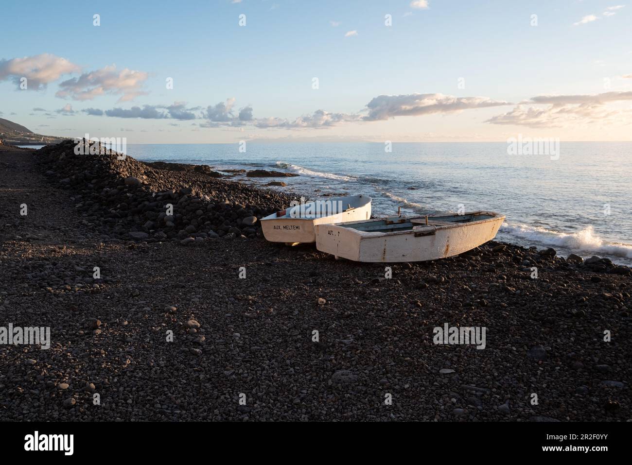 Vue sur l'océan Atlantique depuis la plage d'El Remo, en premier plan deux bateaux de pêche, la Palma, îles Canaries, Espagne, Europe Banque D'Images