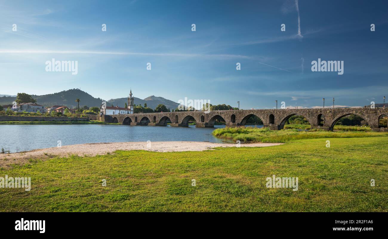 Pont Ponte de Lima avec église à la journée, Portugal Banque D'Images