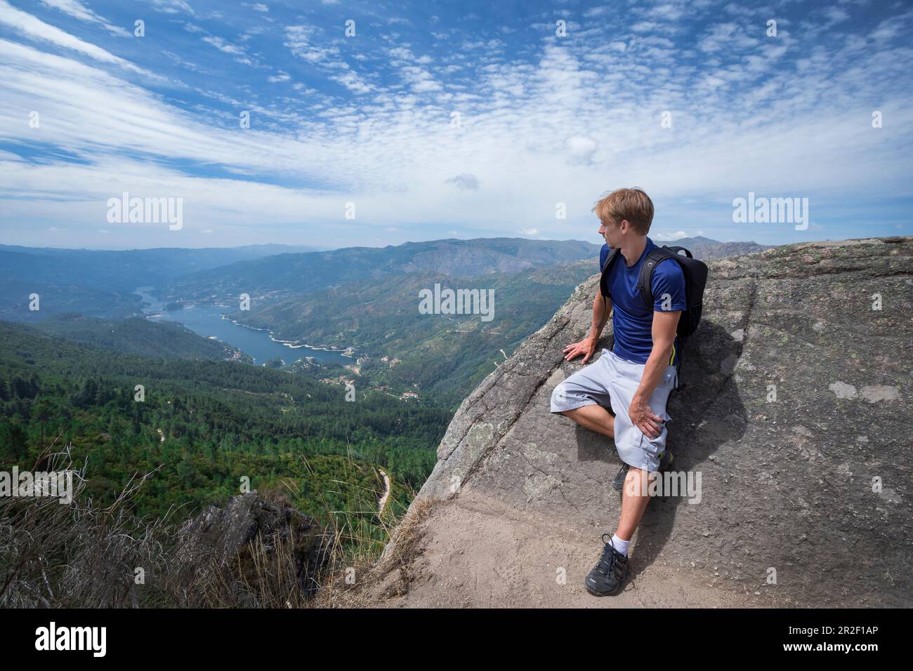 Parc national de Peneda-Geres depuis la Pedra Bela vue avec l'homme Banque D'Images Parc national de Peneda-Geres depuis la Pedra Bela vue avec l'homme Banque D'Images