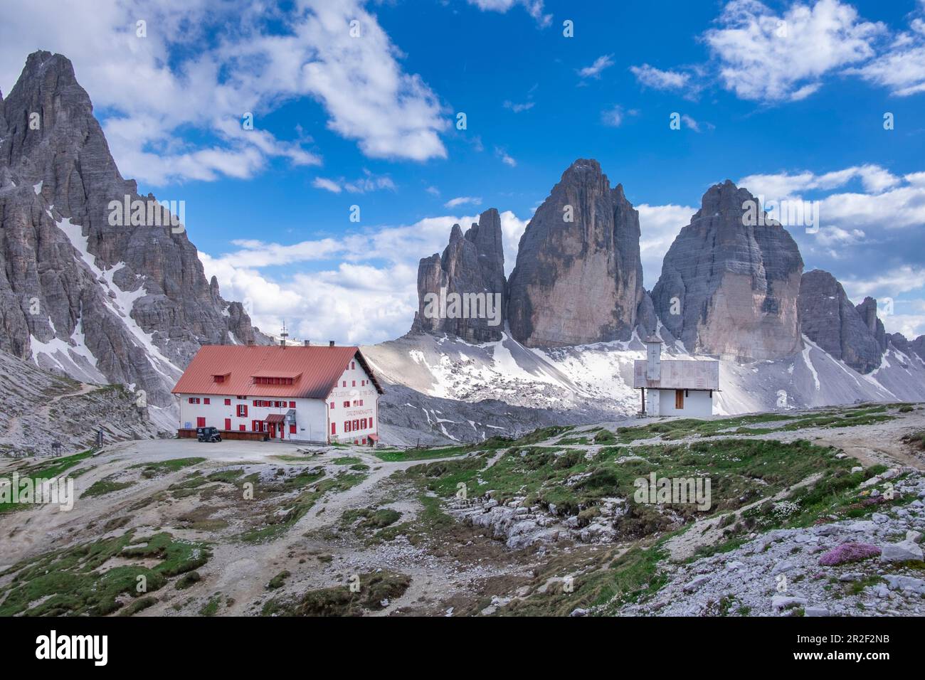 Cabane Drei Zinnen avec vue sur le Paternkofel et le sommet de Drei Zinnen dans les Dolomites par jour, Tyrol du Sud Banque D'Images