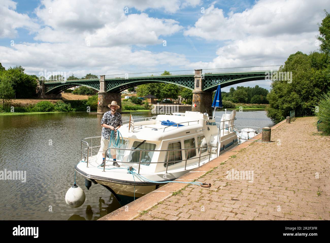 Jetée de Port de Roche avec péniche et pont par l'architecte Alexandre Gustave Eiffel, département d'Ille-et-Vilaine, Bretagne, France, Europe Banque D'Images