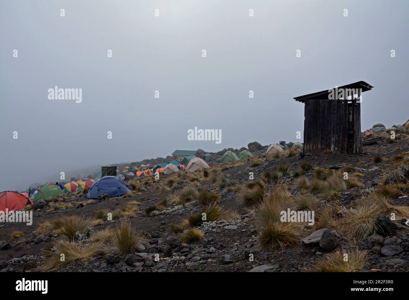 Kilimanjaro, ascension sur la route de Machame, quatrième étape, Camp de Karanga, mauvais temps en fin d'après-midi, maison de toilettes Banque D'Images