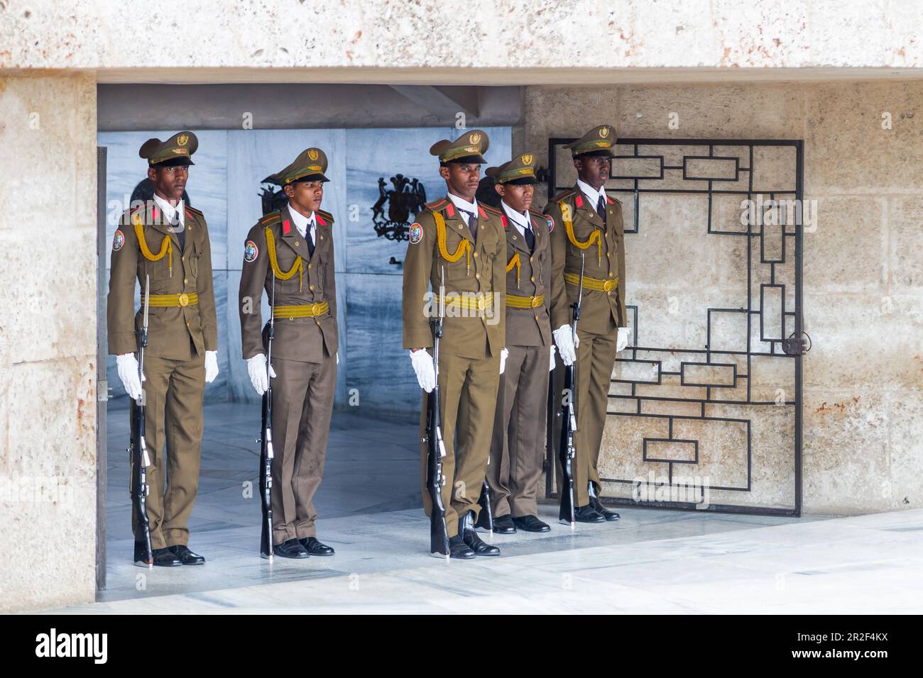 Gardien de la tombe de José Marti au cimetière de Santa Ifgenia, Santiago de Cuba, Cuba Banque D'Images