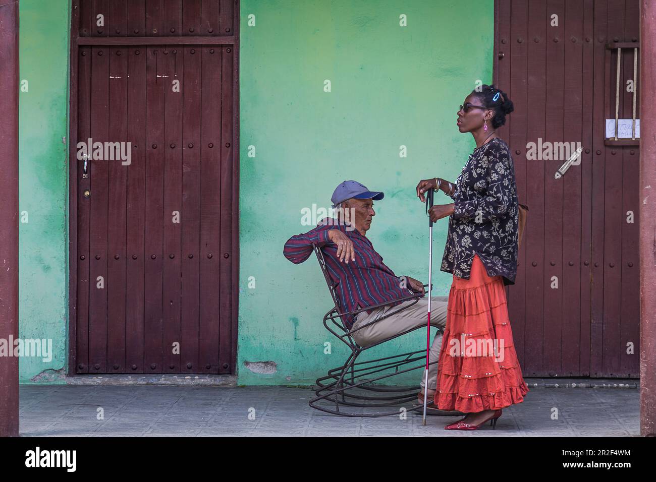 Femme cubaine aveugle avec homme âgé Profitez d'un après-midi sans stress à Ciego de Avila, Cuba Banque D'Images