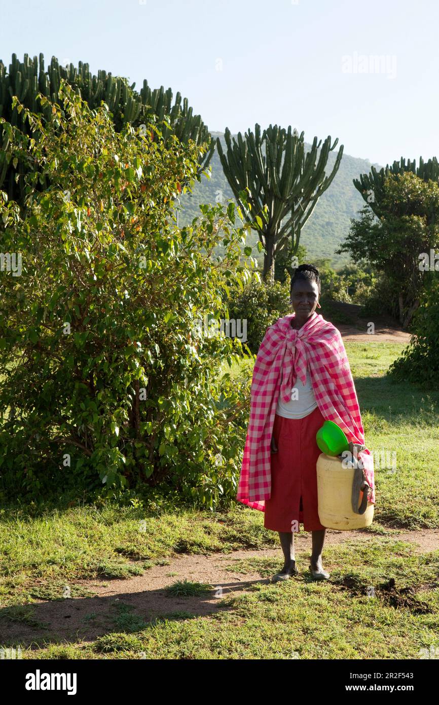 Masai femme de récupération de l'eau, Masai, Safari, parc national, Masai Mara, Maasai Mara, Serengeti, Kenya Banque D'Images